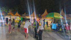 Babinsa dan Polisi Jaga Pasar Malam Tetap Aman