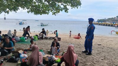 Polisi Imbau Wisatawan Senggigi Waspada Cuaca dan Awasi Anak