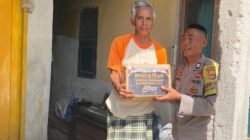 Hari Bhayangkara ke-80: Polres Lombok Barat Door to Door Bantu Sembako Warga