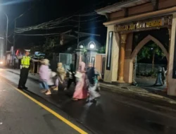 Pengamanan Sholat Tarawih di Mendagi, Lalin Tetap Lancar