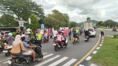 Polres Lombok Barat Bagi Takjil di Gerung, Sapa Pengendara GMS