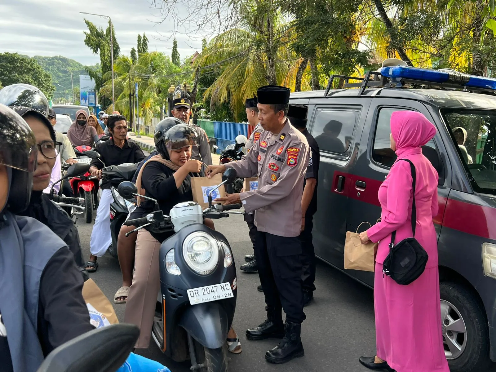 Polres Lombok Barat Bagi Takjil Ramadhan 1447 H