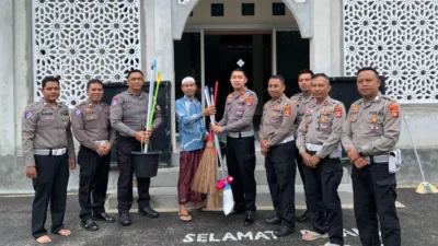 Safari Ramadhan Polres Lombok Barat: Bersih Masjid dan Edukasi Lantas
