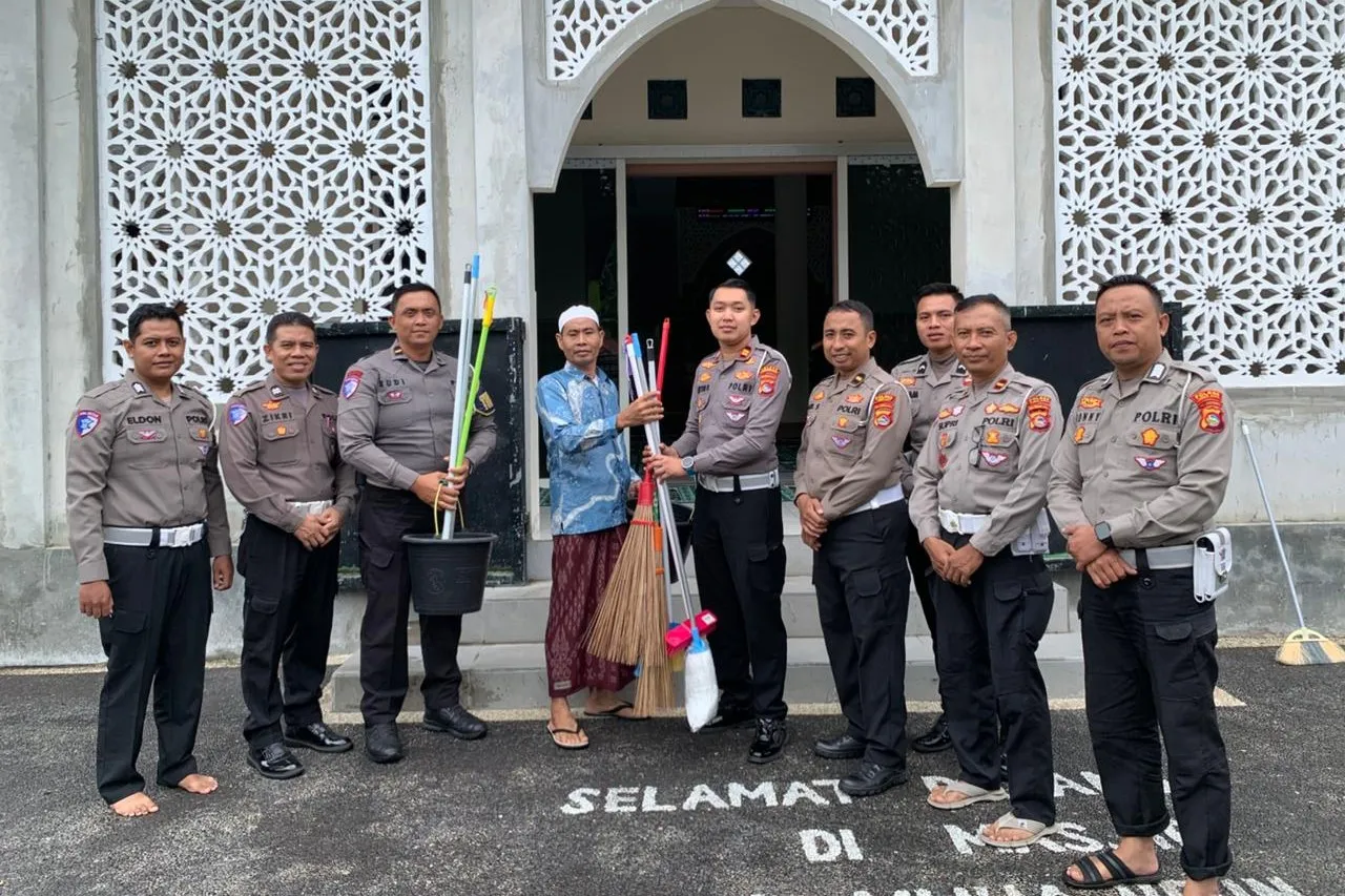 Safari Ramadhan Polres Lombok Barat: Bersih Masjid dan Edukasi Lantas