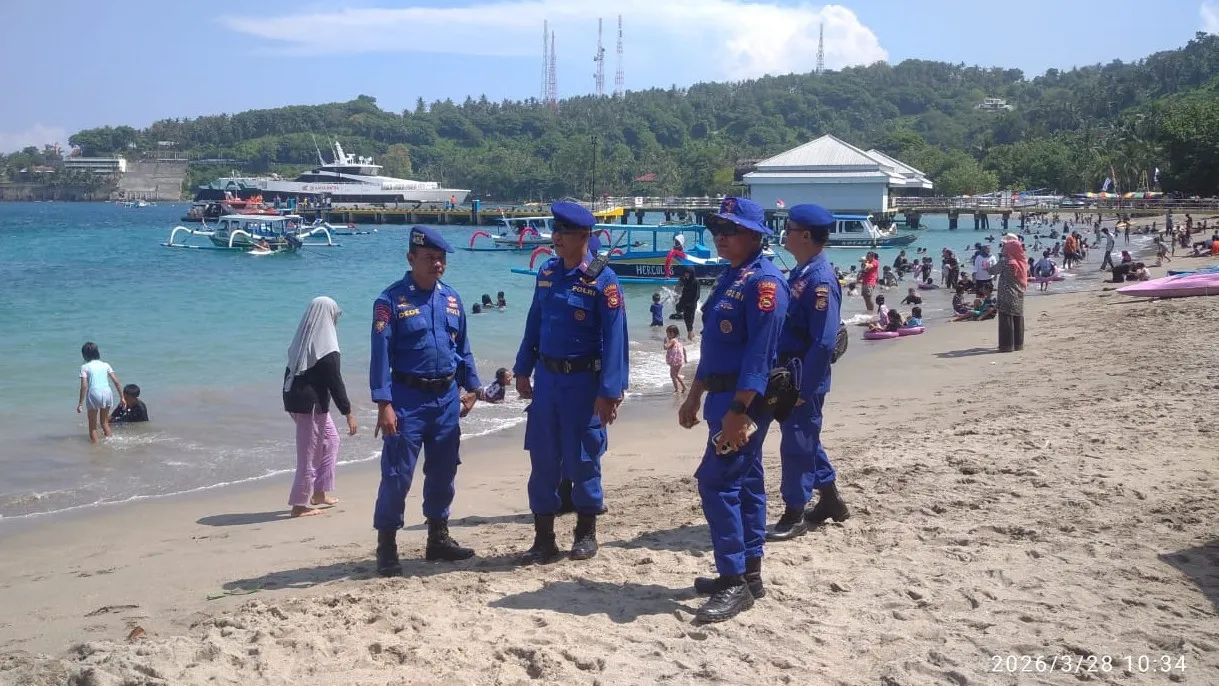 Ribuan Wisatawan Padati Pantai Batu Layar, Sat Polairud Polres Lombok Barat Siaga Penuh Amankan Lebaran Ketupat