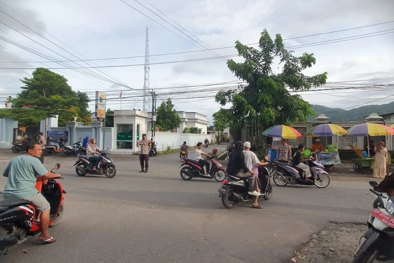 Ngabuburit Aman, Polsek Kuripan Amankan Simpang Empat Desa