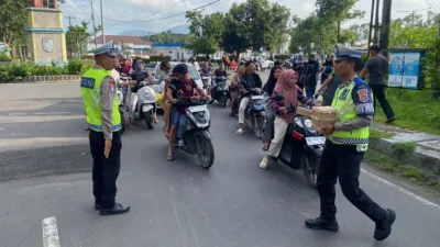 Warga Dasan Geres Serbu Takjil Gratis, Polres Lombok Barat Gercep Amankan Jalur Ngabuburit