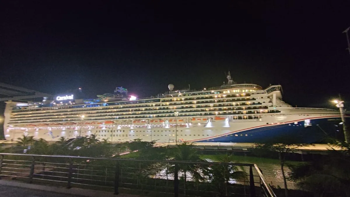 Kapal Pesiar Carnival Encounter Sandar di Gili Mas