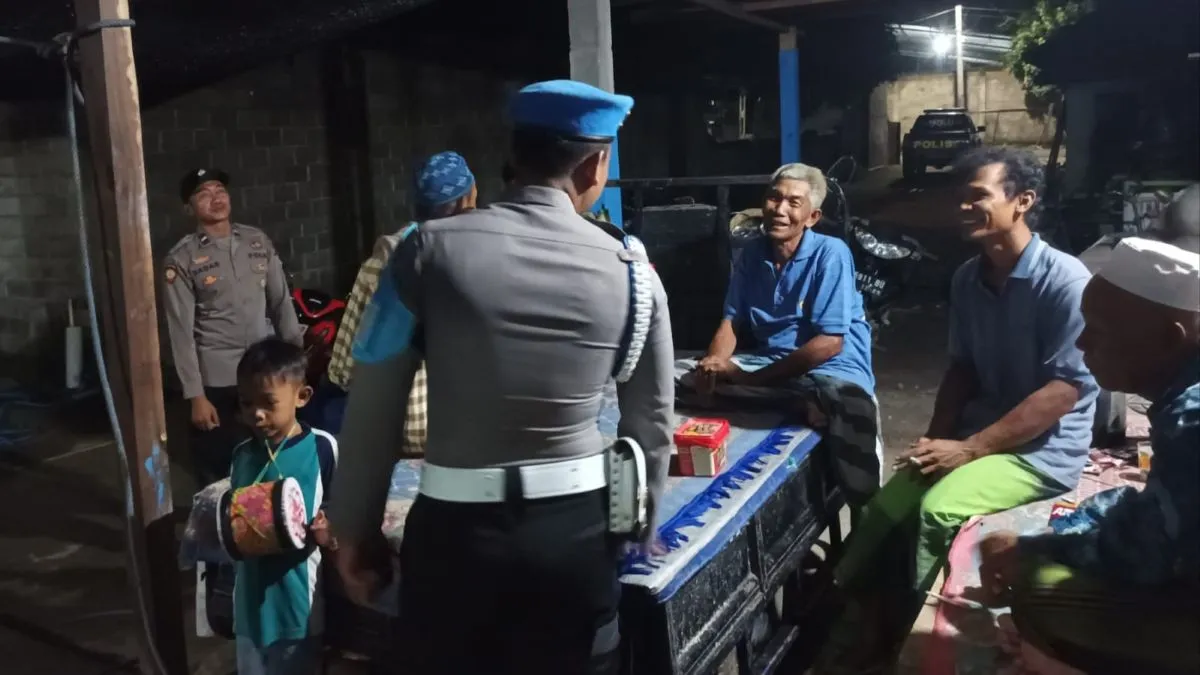 Cegah Kriminalitas Sejak Dini, Polsek Lembar Sisir Pemukiman Padat Lewat Patroli Dialogis Humanis