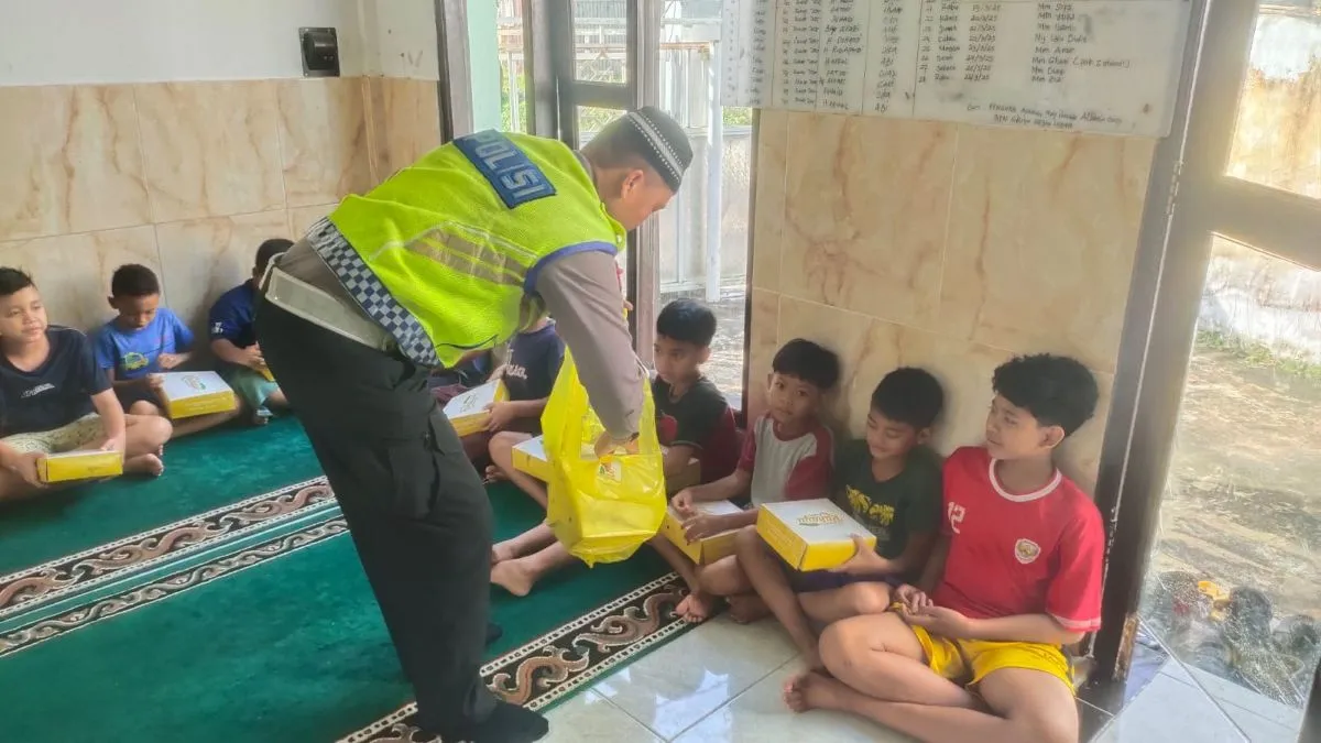 Polres Lombok Barat Santuni Puluhan Anak Yatim di Gerung