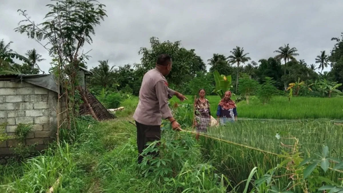 Bhabinkamtibmas Bagik Polak Barat Motivasi Petani di Dusun Jogot