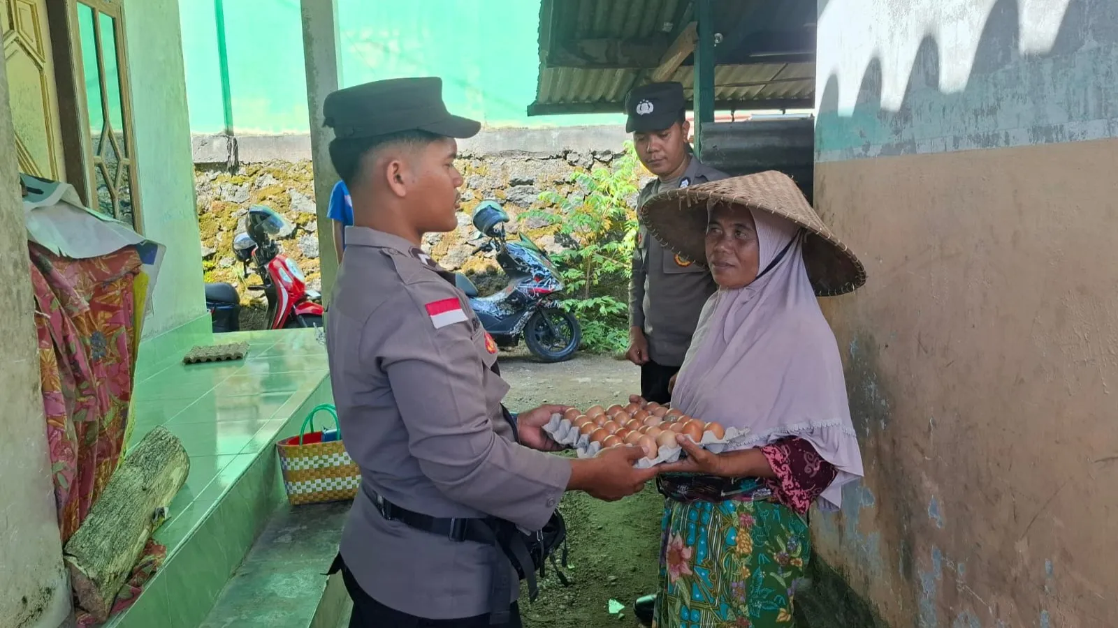 Wujud Kepedulian Polri, Polsek Sekotong Salurkan Bantuan Nutrisi Mantap bagi Warga Desa Sekotong Tengah