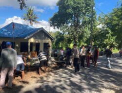 Pererat Sinergi, Polsek Sape Bersama Warga Bangun Pagar Pospol Lamere