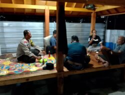 Bhabinkamtibmas Apitaik Sambangi Warga Saat Patroli Malam, Ajak Jaga Kamtibmas di Lingkungan SPPG