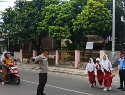 Polres Bima Kota Laksanakan Rawan Pagi, Bantu Anak Sekolah Menyeberang Jalan