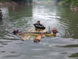 Rakit Pisang Jadi Andalan Bangun Jembatan Garuda