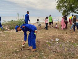 PERSONEL KAPAL POLISI XXI-2014 GOTONG ROYONG BERSIH PANTAI BERSAMA MASYARAKAT DI SUMBAWA