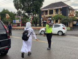 Polsek Rasanae Barat Laksanakan Rawan Pagi, Bantu Pelajar Menyeberang Jalan