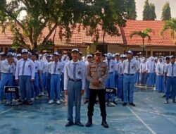 KAPOLSEK DOMPU JADI PEMBINA UPACARA DAN SERAHKAN PENGHARGAAN SISWA BERPRESTASI DI SMKN 1 DOMPU
