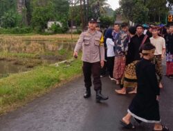 Kawal Ketat Tradisi Nyongkolan di Jalur Gunung Pengsong, Personel Polsek Labuapi Kedepankan Aksi Humanis