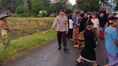 Kawal Ketat Tradisi Nyongkolan di Jalur Gunung Pengsong, Personel Polsek Labuapi Kedepankan Aksi Humanis