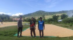 Pantau Penjemuran Jagung Warga, Bhabinkamtibmas Desa Songgajah Dorong Ketahanan Pangan Nasional