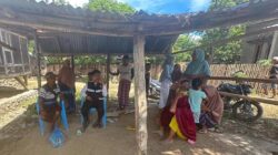 “Polisi Peduli” Bhabinkamtibmas Polsek Woha Salurkan Bantuan Paket Sembako Bagi Korban Kebakaran