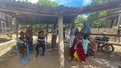 “Polisi Peduli” Bhabinkamtibmas Polsek Woha Salurkan Bantuan Paket Sembako Bagi Korban Kebakaran