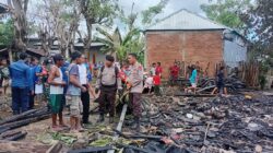 Personel Polsek Woha dan Warga Bantu Padamkan Kebakaran 2 Unit Rumah di Desa Risa
