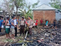 Personel Polsek Woha dan Warga Bantu Padamkan Kebakaran 2 Unit Rumah di Desa Risa