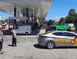 Pastikan Distribusi BBM Lancar, Personel Polsek Labuapi Turun Langsung Pantau Aktivitas di Tiga SPBU Strategis