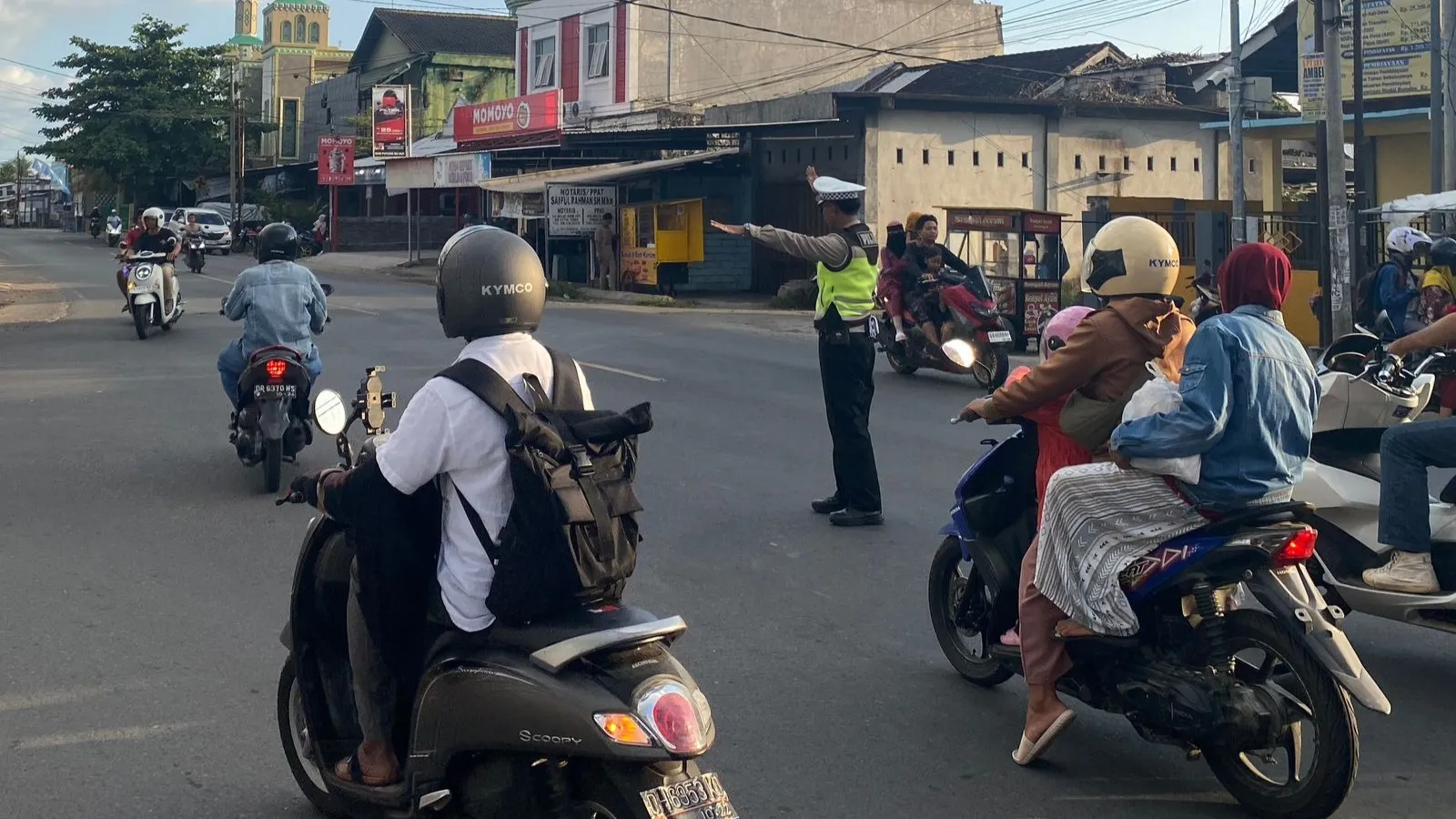 Upaya Menjaga Kamseltibcarlantas, Polsek Batulayar Laksanakan Pengaturan Lalu Lintas Intensif di Simpang 3 Montong