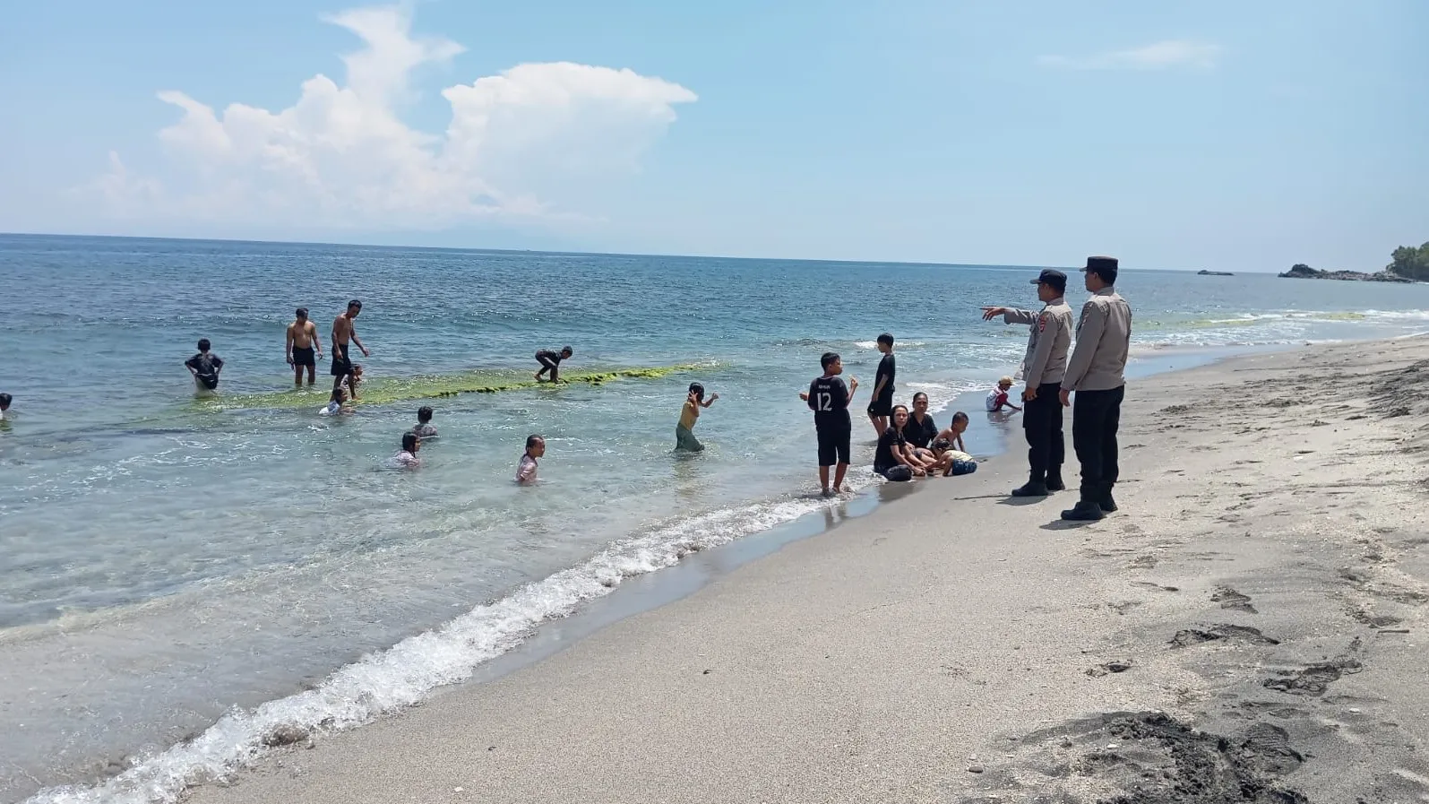 Pastikan Keamanan Pasca-Lebaran, Polsek Batulayar Intensifkan Patroli Dialogis di Titik Keramaian Wisata