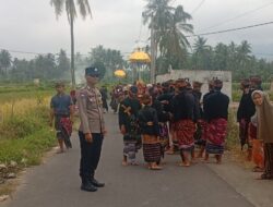 Bhabinkamtibmas dan Babinsa Amankan Nyongkolan, Pastikan Arus Lalu Lintas Tetap Kondusif