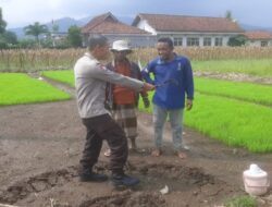 Kawal Instruksi Presiden, Personel Polsek Gerung Dampingi Petani Dusun Anjok Olah Lahan dan Bibit Unggul