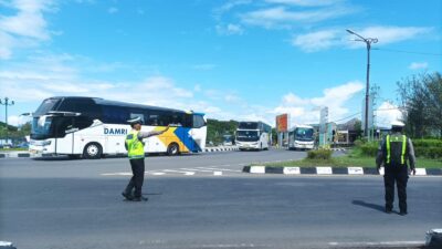 Sat Lantas Polres Lombok Barat Kawal Rombongan Haji