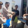 ‘Polisi Peduli’ Peringati Hari Buruh, Polsek Woha Polres Bima Kabupaten Bagikan Nasi Kotak Kepada Buruh Angkut di Terminal Tente