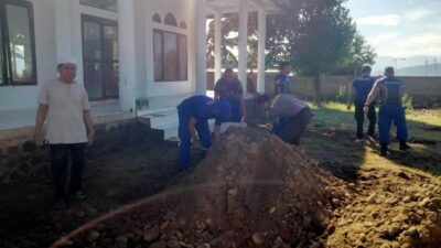 “Polisi Peduli” Bhakti Religi, Satpolairud Polres Bima Kabupaten Bersama Warga Gotong Royong Bersihkan Masjid Nurul Bahari