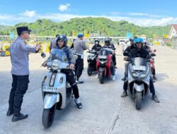 Aksi Cepat Personel Polsek Kawasan Pelabuhan Lembar Pastikan Keamanan Penumpang dari Bali