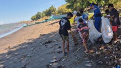 Simponi Dit Polairud Polda NTB Bersama Generasi Maritim Bersihkan Pantai Tanjung Luar