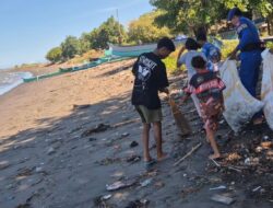 Simponi Dit Polairud Polda NTB Bersama Generasi Maritim Bersihkan Pantai Tanjung Luar