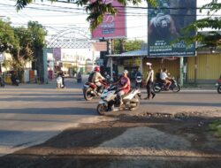 Rawan Pagi, Polsek Pemenang Atur Arus Lalu Lintas di Simpang 4 Pemenang