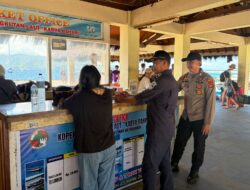 Patroli Dialogis di Dermaga Gili Air, Personel Pos Gili Air Imbau Kamtibmas dan Monitoring Bongkar Muat Barang