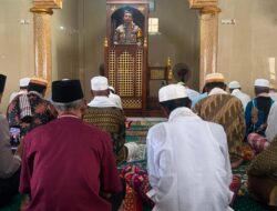Bhabinkamtibmas Polsek Woha Penuhi Undangan Pengurus Masjid Al-Huda Desa Renda Jadi Khatib dan Imam Sholat Jum,at