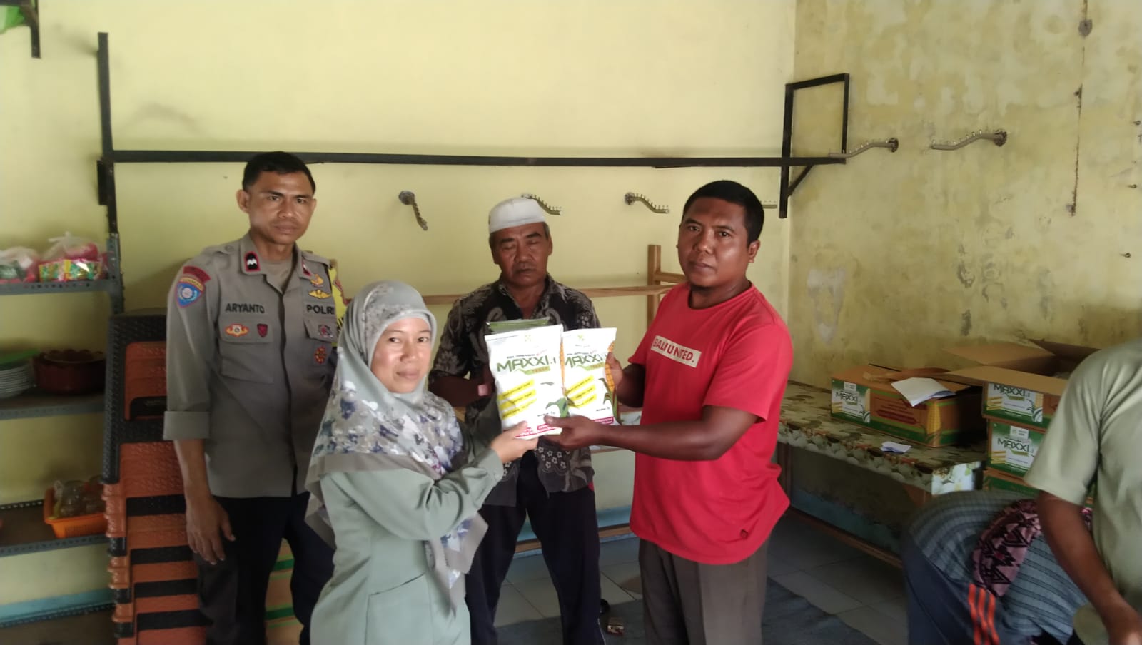Polres Lombok Barat Kawal Distribusi Bibit Jagung Maxxi I di Lembar