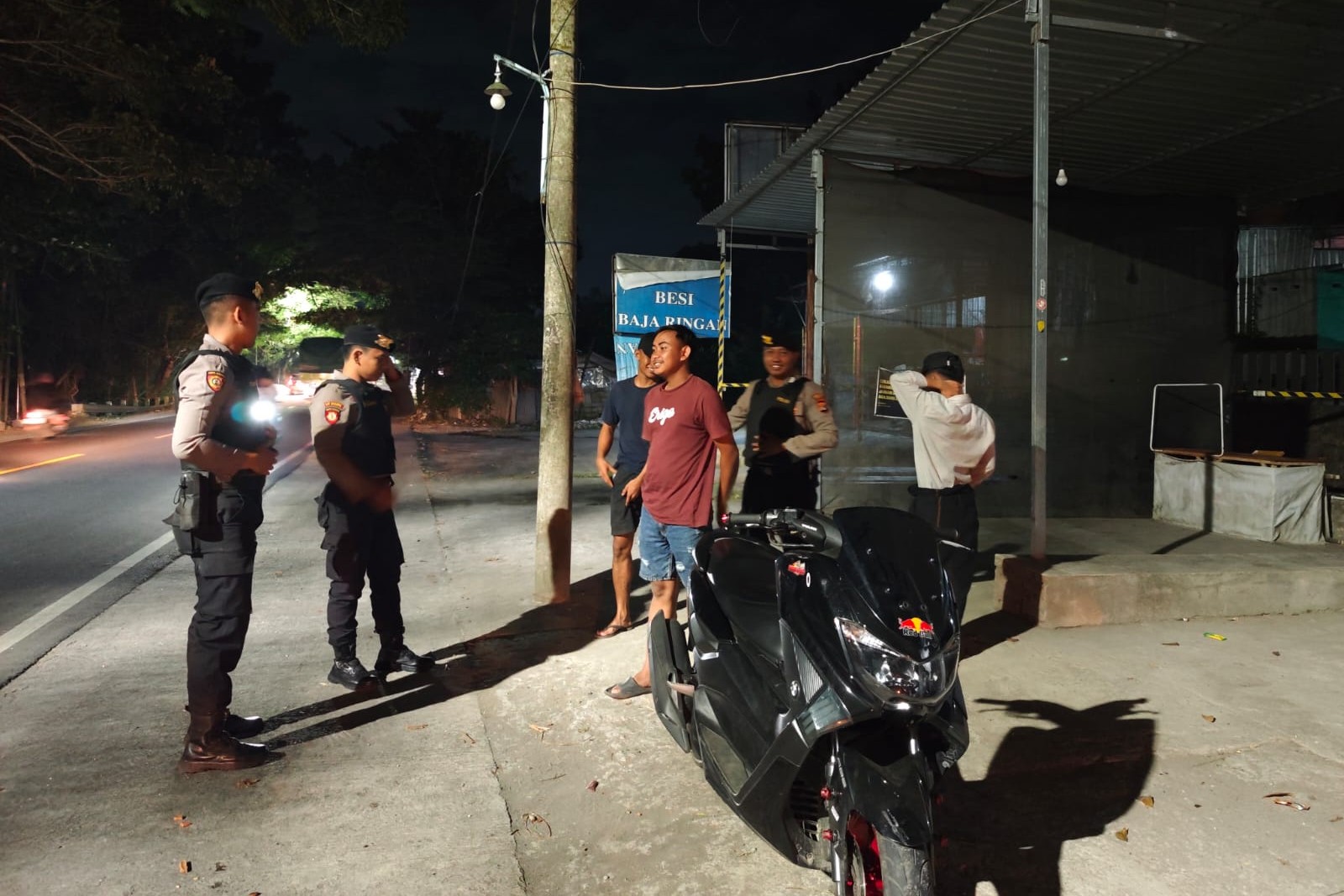 Tim Presisi Polres Lombok Barat Amankan Jalur Rawan Jembatan Kembar