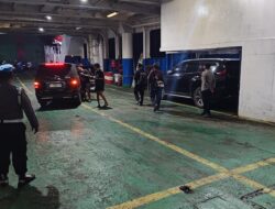 Pastikan Keamanan Arus Logistik, Polsek Pelabuhan Lembar Pantau Pemuatan Kapal Malam