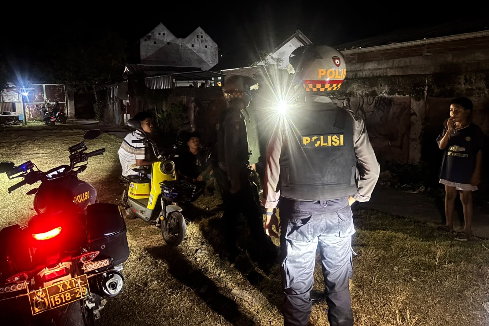 Berikan Rasa Aman, Polres Lombok Barat Gelar Patroli Malam Dialogis di Wilayah Lembar