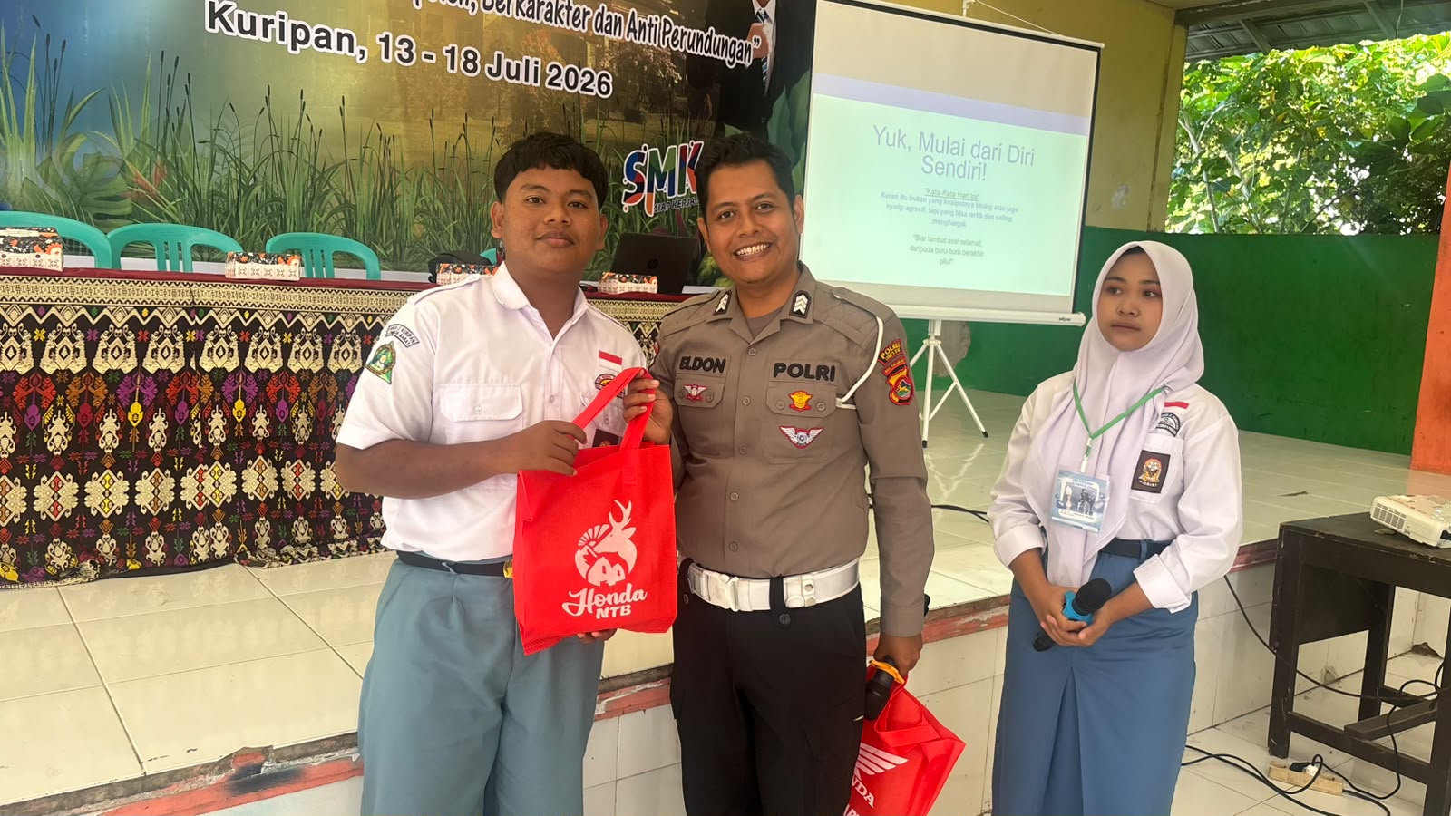 Gandeng AHM NTB, Satlantas Polres Lombok Barat Berikan Simulasi Pertolongan Pertama Korban Laka Lantas bagi Pelajar