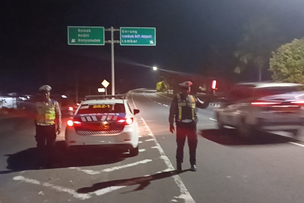 Antisipasi Gangguan Kamtibmas, Satlantas Polres Lombok Barat Gelar Patroli Rutin di Lokasi Strategis